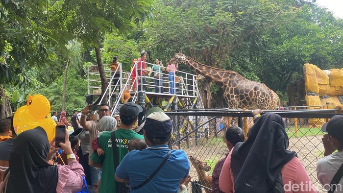 Suasana di KBS Surabaya saat long weekend Waisak.