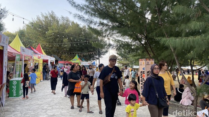Suasana THP Kenjeran Surabaya ramai karena adanya Festival Tepi Pantai Surabaya Pestapora.