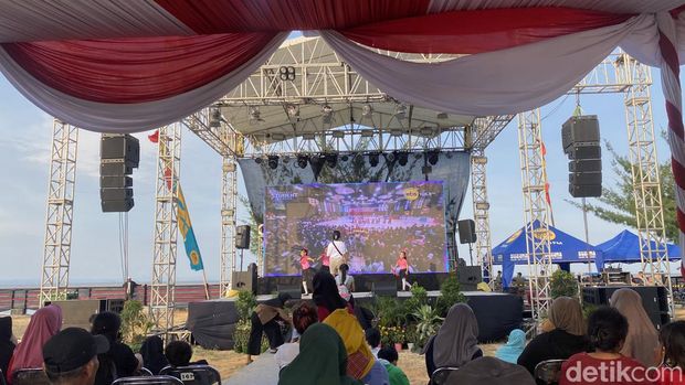 Suasana THP Kenjeran Surabaya ramai karena adanya Festival Tepi Pantai Surabaya Pestapora.
