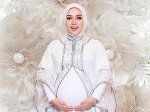 7 Bulanan Syahrini Tetap Lanjut Tanpa Kehadiran Mertua