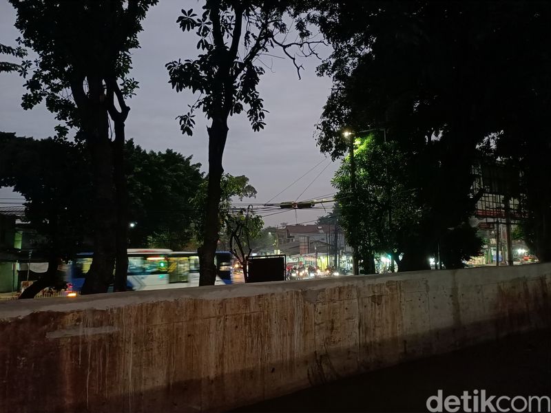 Tanggul Kali Baru di dekat Hek Kramat Jati, Jaktim, atau Jl Raya Bogor kawasan Kampung Tengah, 25 Mei 2024. (Rachma SF Rachel/detikcom)