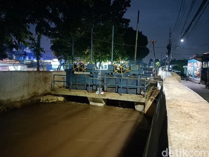 Tanggul Beton Efisien, Hek Kramat Jati Bebas Banjir