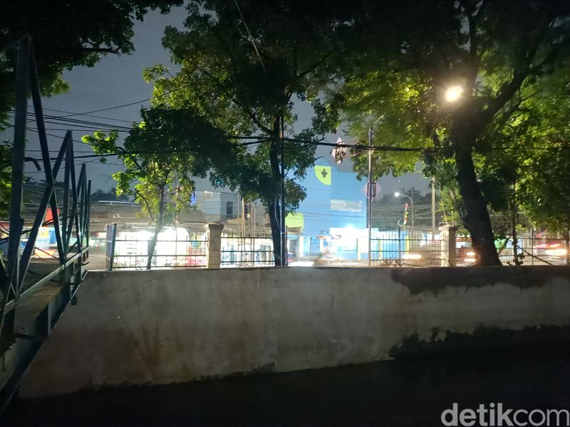 Tanggul Kali Baru di dekat Hek Kramat Jati, Jaktim, atau Jl Raya Bogor kawasan Kampung Tengah, 25 Mei 2024. (Rachma SF Rachel/detikcom)