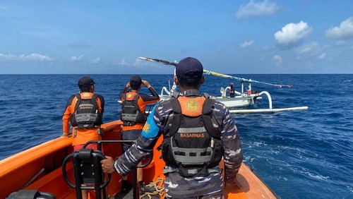 Tim SAR gabungan mencari nelayan asal Nusa Penida hilang, Sabtu (25/5/2024). Nelayan itu diduga terjatuh di Selat Lombok saat melaut. (Dok. Basarnas Bali)