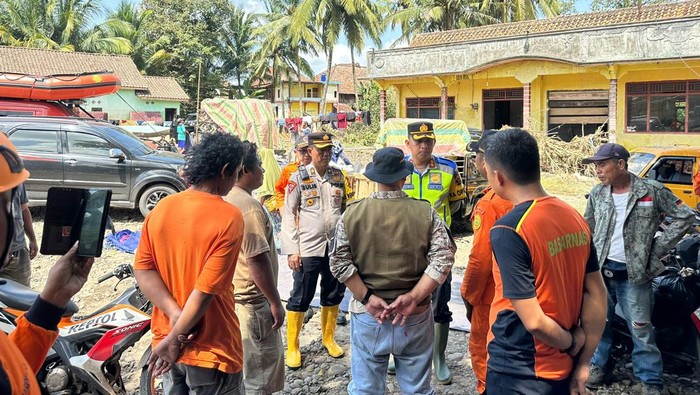 Tim SAR gabungan perluas area pencarian sopir dan kernet travel terseret banjir bandang di OKU.