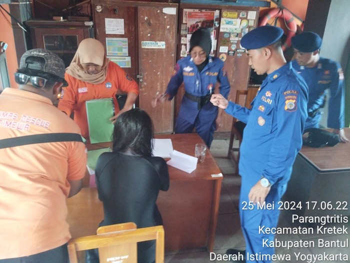 Tim SAR Satlinmas Rescue Istimewa Wilayah III saat menyelamatkan tiga wisawatan yang terseret ombak di Pantai Parangtritis, Bantul.
