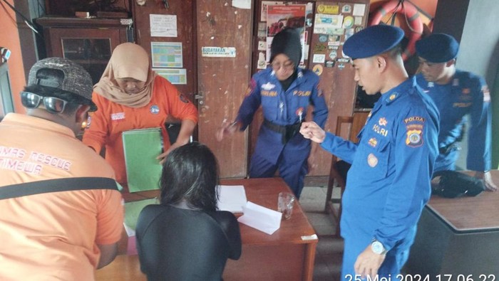 Tim SAR Satlinmas Rescue Istimewa Wilayah III saat menyelamatkan tiga wisawatan yang terseret ombak di Pantai Parangtritis, Bantul.
