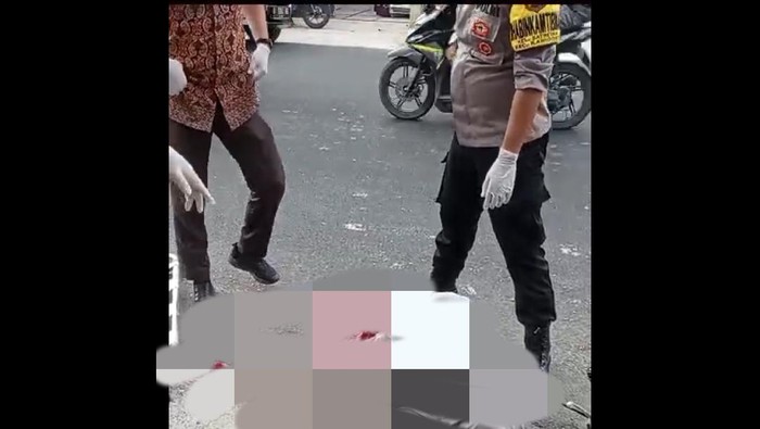 TKP kecelakaan pengendara motor terlindas truk di Blitar.