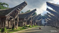 Tongkonan merupakan rumah tradisional Toraja dan Lumbung di seberangnya.
