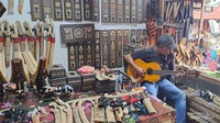Toko suvenir berjajar di sepanjang jalan, lengkap dengan hiburannya.