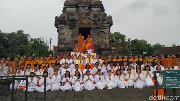 Umat Buddha melakukan dharmayatra di Candi Pawon, Kabupaten Magelang, Sabtu (25/5/2024).