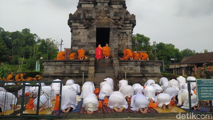Umat Buddha melakukan dharmayatra di Candi Pawon, Kabupaten Magelang, Sabtu (25/5/2024).