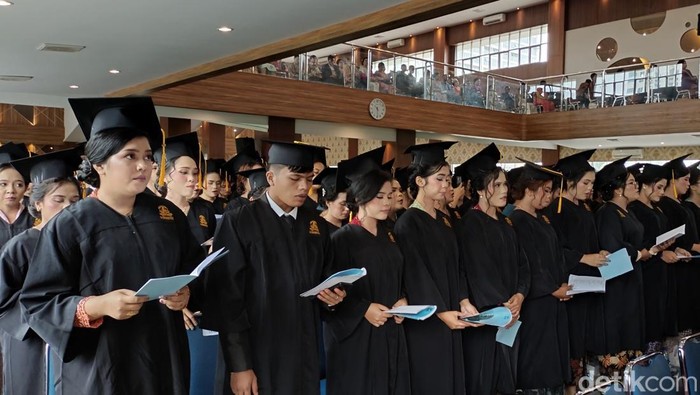 Universitas HKBP Nommensen (UHN) Medan mengadakan Wisuda Program Sarjana, Profesi dan Magister Periode I Tahun 2024. (Felicia Gisela Br Sihite/detikSumut)