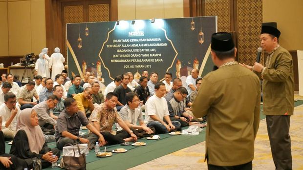 Ustaz Faeshol Muzammil tengah menyampaikan paparan saat manasik haji di Hotel Sultan, 18 Mei 2024