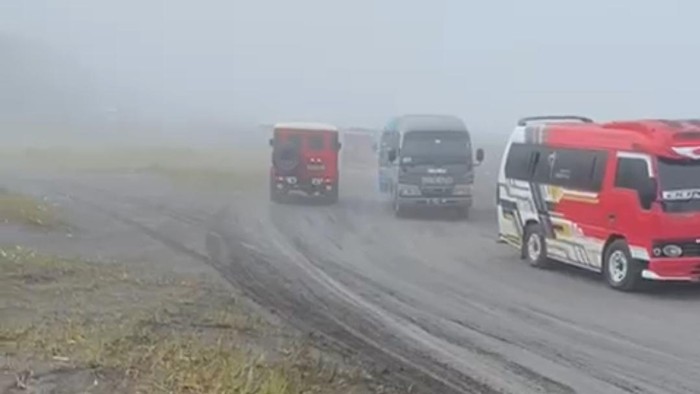Viral elf melewati lautan pasir Bromo.