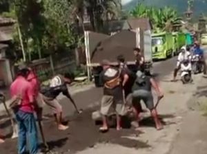 Viral, Sejumlah Sopir Truk Tambal Sendiri Jalan Berlubang di Karangasem