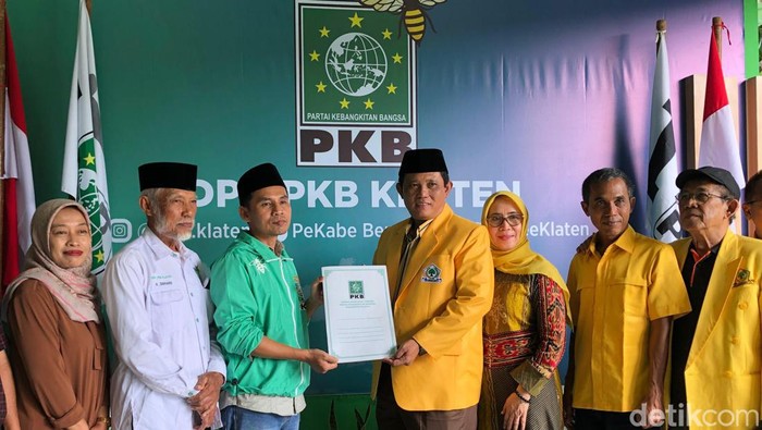 Wakil Bupati Klaten Yoga Hardaya bersafari mendaftar ke empat partai politik.