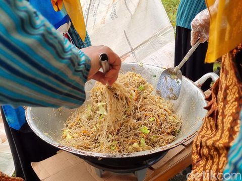 Warga mengolah mi lethek jadi mi goreng di Kabupaten Bantul, DIY, Sabtu (25/5/2024).