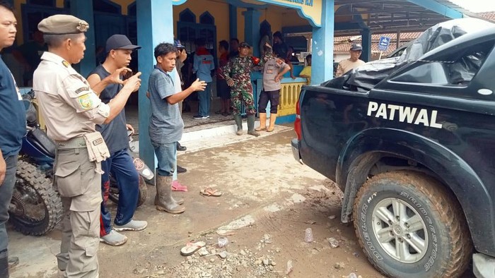 Warga yang blokade jalan karena tak dapat bantuan.