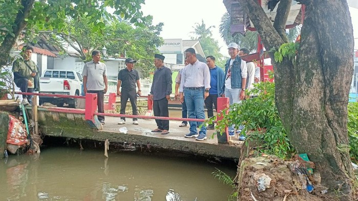 Sekertaris Daerah (Sekda) Kota Depok, Supian Suri (SS), mengecek lokasi banjir yang kerap terjadi di kawasan Mampang, Depok. Supian mengaku prihatin 300 rumah warga terdampak imbas banjir tersebut.