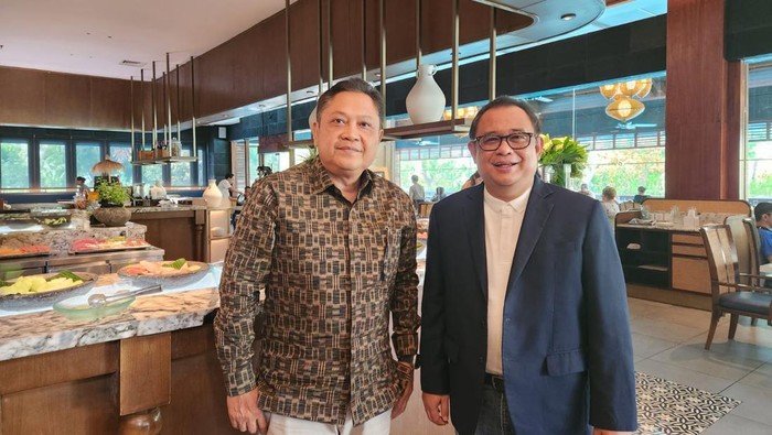 Koordinator Stafsus Presiden Jokowi, Ari Dwipayana (kanan) dan Ida Bagus Rai Dharmawijaya Mantra (kiri) bertemu di sela-sela WWF di Nusa Dua, Badung. dok. Pribadi Ari Dwipayana