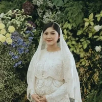 Erina Gudono dan Kaesang Pangarep pertama kali mengumumkan kehamilannya saat keduanya tengah umroh di tanah suci. Kini sudah semakin besar, menantu Jokowi itu juga terlihat sudah menggelar acara tasyakuran kehamilan anak pertamanya di Istana Bogor, Jawa Barat. Di acara tasyakuran tersebut Erina tampil cantik mengenakan dress putih. Foto: Instagram