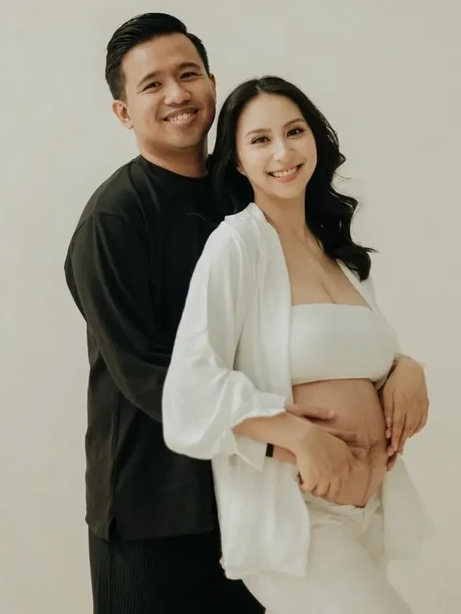 Istri Joshua Suherman, Clairine Clay, tampaknya sudah menjalani pemotretan maternity menjelang persalinan. Diketahui saat ini usia kehamilan Clay sudah memasuki 8 bulan. Clay dan Joshua juga pertama kali mempublikasikan kehamilannya melalui unggahan di akun Instagram pada 9 Februari lalu. Foto: Instagram