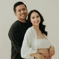Istri Joshua Suherman, Clairine Clay, tampaknya sudah menjalani pemotretan maternity menjelang persalinan. Diketahui saat ini usia kehamilan Clay sudah memasuki 8 bulan. Clay dan Joshua juga pertama kali mempublikasikan kehamilannya melalui unggahan di akun Instagram pada 9 Februari lalu. Foto: Instagram