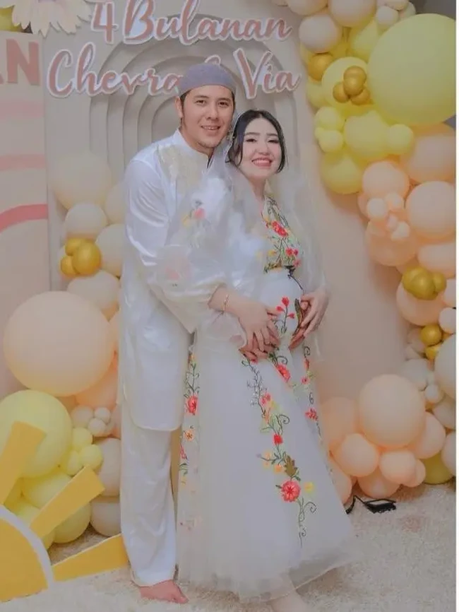 Setelah sempat keguguran, di tahun 2024 Via Vallen dan suaminya, Chevra, akhirnya kembali mengumumkan kabar bahagia kehamilan mereka. Keduanya juga sudah menggelar acara syukuran 4 bulanan. Di acara tersebut keduanya terlihat kompak mengenakan pakaian berwarna putih. Foto: Instagram