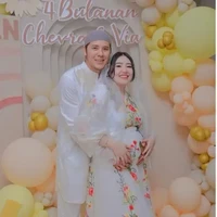 Setelah sempat keguguran, di tahun 2024 Via Vallen dan suaminya, Chevra, akhirnya kembali mengumumkan kabar bahagia kehamilan mereka. Keduanya juga sudah menggelar acara syukuran 4 bulanan. Di acara tersebut keduanya terlihat kompak mengenakan pakaian berwarna putih. Foto: Instagram