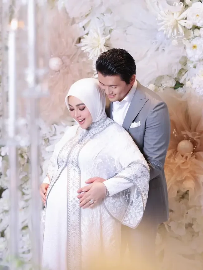 Terbaru ada Syahrini yang akhirnya mempublikasikan kehamilannya. Kini usia kehamilan Syahrini sudah menginjak 7 bulan dan baby bumpnya pun sudah semakin besar. Foto: Instagram