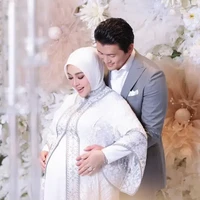 Terbaru ada Syahrini yang akhirnya mempublikasikan kehamilannya. Kini usia kehamilan Syahrini sudah menginjak 7 bulan dan baby bumpnya pun sudah semakin besar. Foto: Instagram