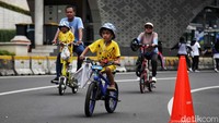 Ada juga warga yang mengajak anaknya berolahraga di kawasan Jalan Sudirman hingga Jalan Thamrin. 