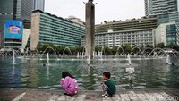 Tidak hanya berolahraga, ada juga anak-anak yang bermain di sekitar air mancur Bundaran HI. 