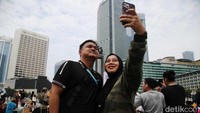 Mereka juga melakukan swafoto dengan latar belakang Bundaran HI. 