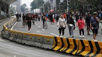 Warga Jakarta tampak antusias berolahraga di car free day (CFD). 