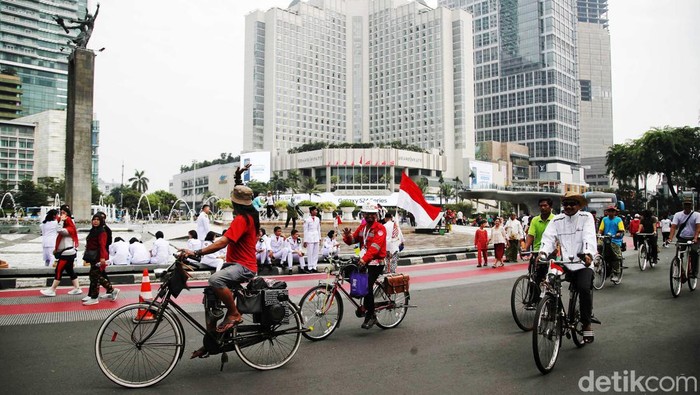 Asyiknya Menikmati Akhir Pekan Bersama Keluarga di CFD Jakarta Sejumlah warga beraktivitas di CFD Bundaran HI,Jakarta, Minggu (26/5/2024). Car Free Day Bundaran HI menjadi tempat favorit bagi warga untuk berolahraga dan menghabiskan waktu akhir pekan bersama keluarga