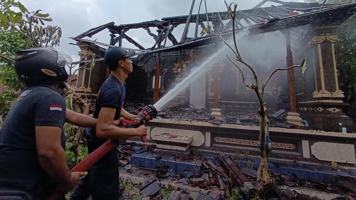Bangunan bale daja di Banjar Kebon Kelod, Desa Belega, Kecamatan Blahbatuh, Kabupaten Gianyar, Bali, ludes terbakar, Minggu (26/5/2024). (Foto: Istimewa)