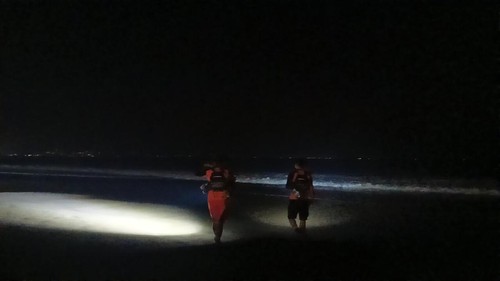 Basarnas Bali melakukan pencarian buruh bangunan hilang terseret arus di Pantai Batu Belig, Badung, Minggu (26/5/2024). (Dok. Basarnas Bali)