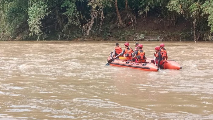 Basarnas mencari pelajar SMP yang tenggelam di Sungai Ogan.