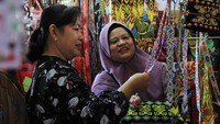 Beragam aksesoris mulai dari manik-manik, hiasan kepala, hiasan baju, syal hingga tas dipamerkan di bazar tersebut.