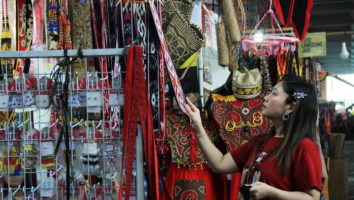 Bazar pekan gawai Dayak Kalbar Pengunjung memilih aksesoris manik-manik khas Dayak yang dijual di arena bazar Pekan Gawai Dayak ke-38 di Rumah Radakng, Pontianak, Kalimantan Barat, Sabtu (25/5/2024). Beragam aksesoris manik-manik, hiasan kepala, hiasan baju, syal dan tas dari kain tenun yang merupakan hasil kerajinan dari perajin Suku Dayak tersebut dijual seharga Rp15 ribu hingga ratusan ribu per buah. ANTARA FOTO/Jessica Wuysang/aww.