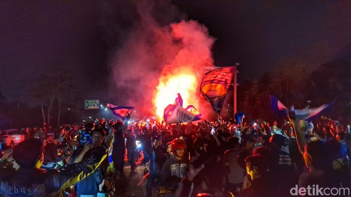 Bobotoh rayakan kemenangan Persib atas Madura United pada laga final leg pertama Liga 1.