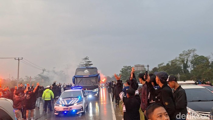 Bobotoh saat memberikan semangat secara langsung kepada pemain Persib.