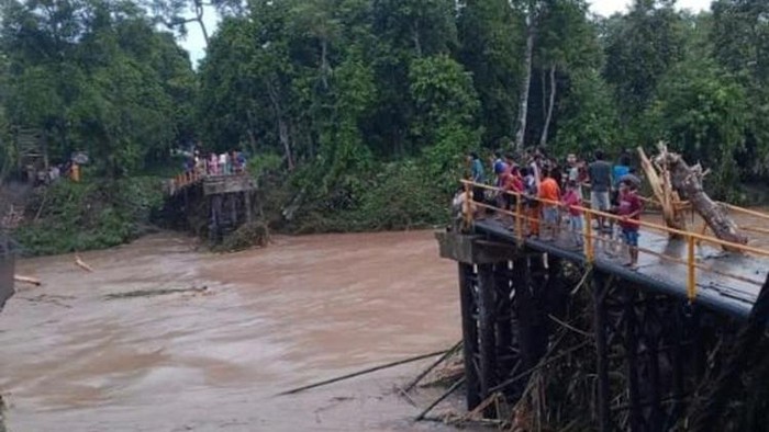 Dampal banjir di OKU sebabkan puluhan rumah rusak berat dan belasan jembatan putus.
