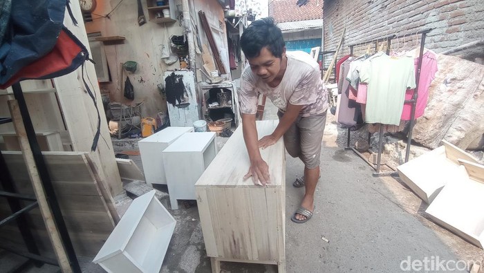 Darus tengah menuntaskan pesanan mebel di Sindanggalih Kelurahan Kahuripan Kecamatan Tawang Kota Tasikmalaya.