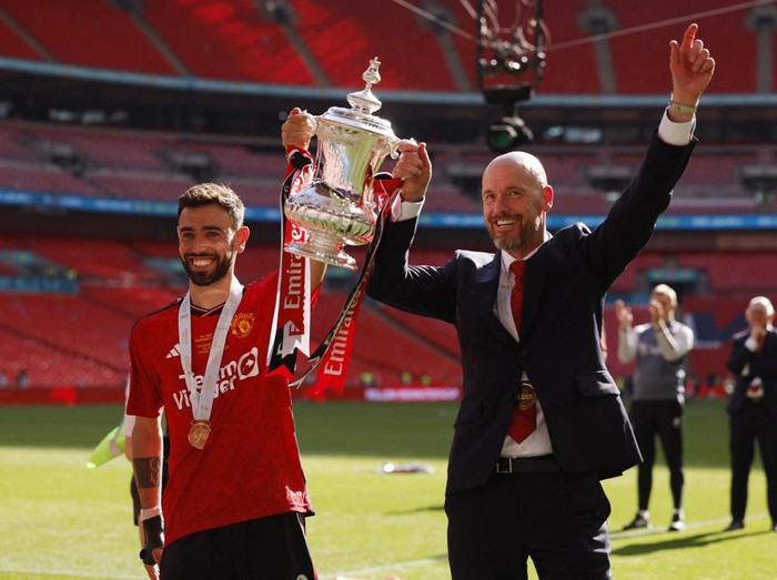 Soccer Football - FA Cup - Final - Manchester City v Manchester United - Wembley Stadium, London, Britain - May 25, 2024 Manchester Uniteds Bruno Fernandes and manager Erik ten Hag celebrate with the trophy after winning the FA Cup Action Images via Reuters/Andrew Couldridge