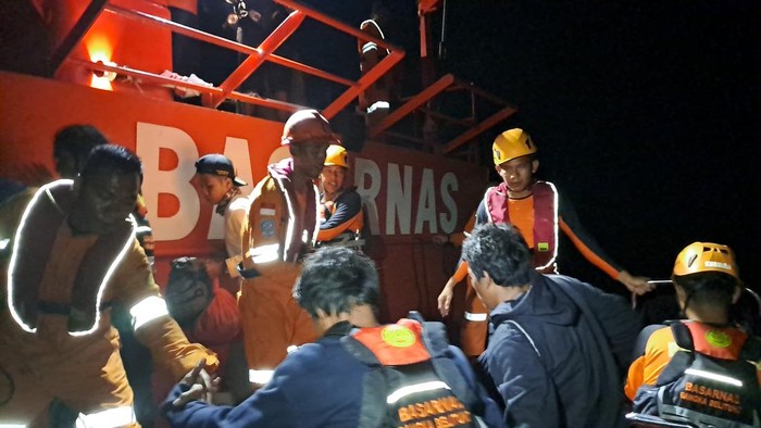 Evakuasi sembilan korban Kapal Motor (KM) Barakuda yang tenggelam oleh tim SAR Gabungan.