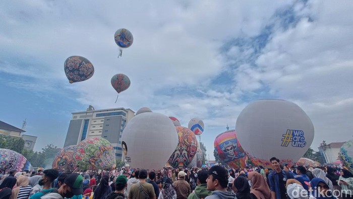 Sejumlah balon udara diterbangkan dengan tetap diikat tali di Lapangan Kampus Universitas Muhammadiyah Purwokerto, Minggu (26/5/2024).