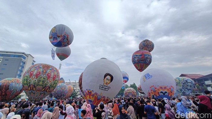 Sejumlah balon udara diterbangkan dengan tetap diikat tali di Lapangan Kampus Universitas Muhammadiyah Purwokerto, Minggu (26/5/2024).